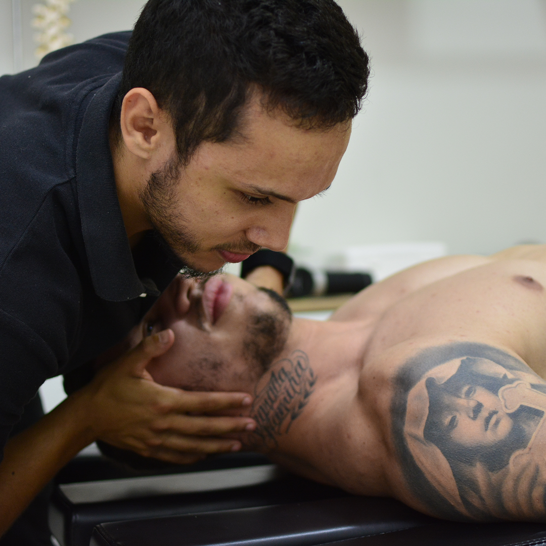 Ajuste cervical durante sessão de quiropraxia